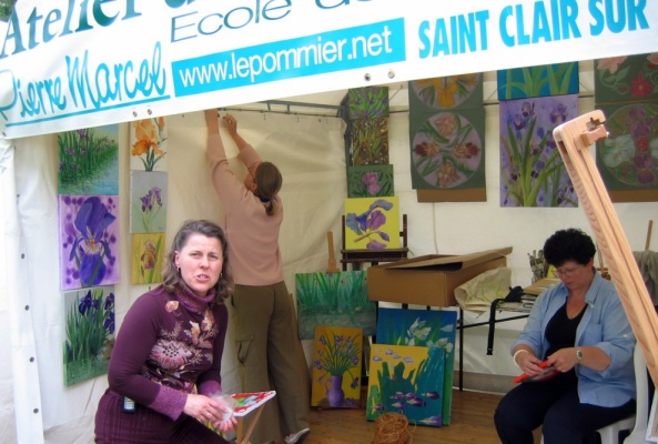 Annick, Ccile, Marie terminent l'installation de l'expo