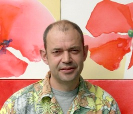 Pierre Schmidt, nom d'artiste : Pierre Marcel, devant ses coquelicots