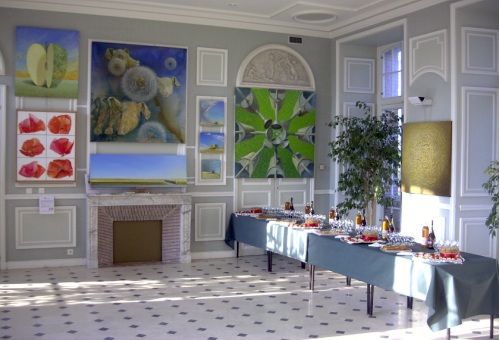 Pas de vernissage sans joli buffet. Ici, dans le chteau de Brmontier Merval, en attendant les invits...